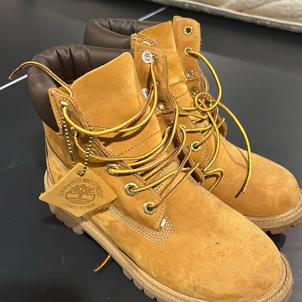Unisex Junior Size 4.5 Timberlands. Slightly worn